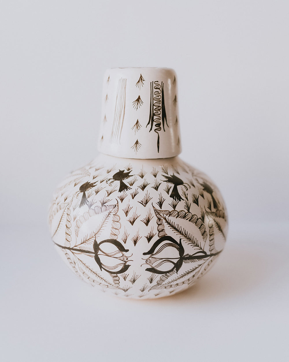 Huáncito Hand-Painted Water Floral Pitcher with Cup – White & Black