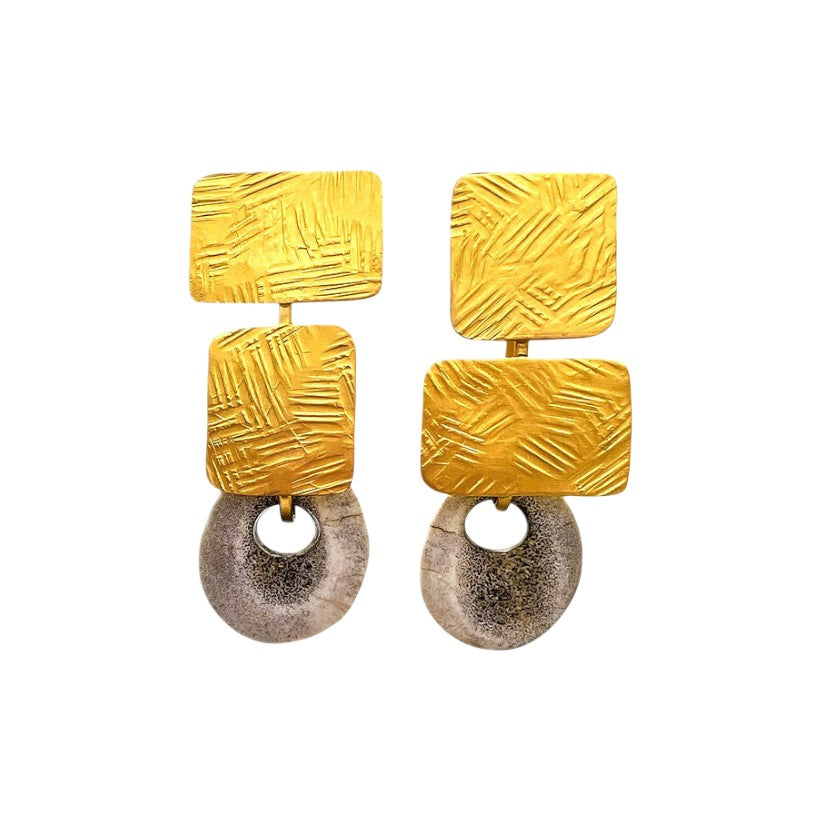 Artisan dangle earrings made of hammered bronze with gold or silver plating and natural deer horn, ethical boho statement jewelry