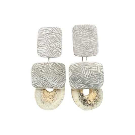 Artisan dangle earrings made of hammered bronze with gold or silver plating and natural deer horn, ethical boho statement jewelry