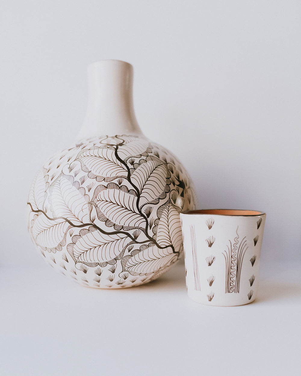 Huáncito Hand-Painted Water Floral Pitcher with Cup – White & Black