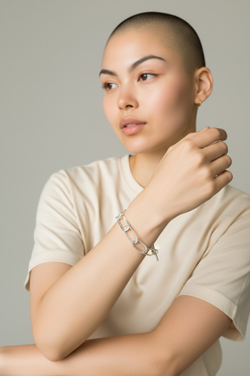 Handcrafted oval link chain bracelet in hammered bronze with gold or silver plating, chunky artisan bracelet with adjustable toggle clasp