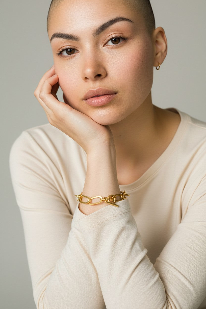 Handcrafted oval link chain bracelet in hammered bronze with gold or silver plating, chunky artisan bracelet with adjustable toggle clasp